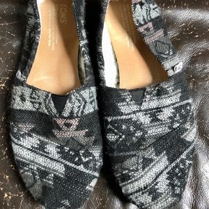 TOMS slip on espadrilles with fuzzy lining. Sz 8M